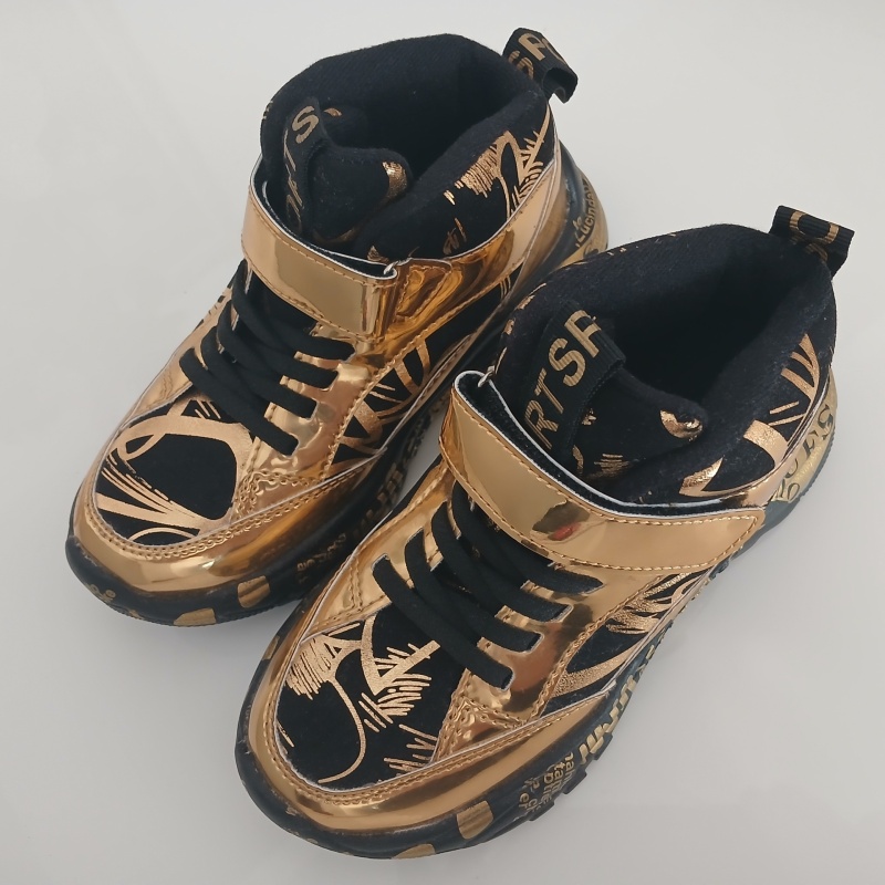 Zapato de color dorado