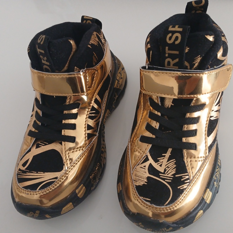 Zapato de color dorado